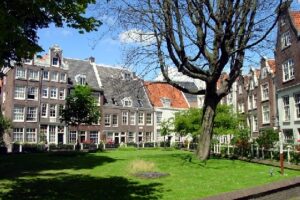El patio de Begijnhof en Ámsterdam 1
