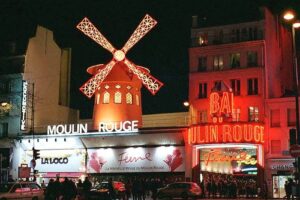 Visita el célebre Moulin Rouge en París 3