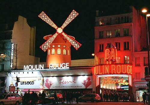 Visita el célebre Moulin Rouge en París 11