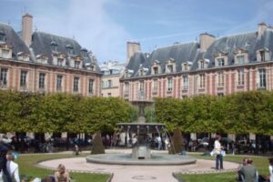 La Plaza de los Vosgos en París 3