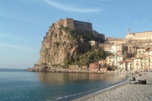 Reggio Calabria, mar y montaña en el sur de Italia 7