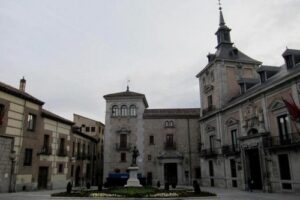 Visita la Plaza de la Villa en Madrid 13