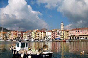 Imperia, la costa de Liguria en Italia 5