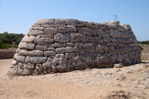Naveta des Tudons, el edificio funerario más antiguo de Europa 1