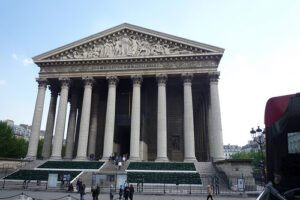 El templo disonante de la Madeleine en París 15