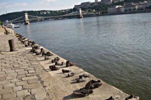 Los zapatos de Budapest junto al Danubio 9