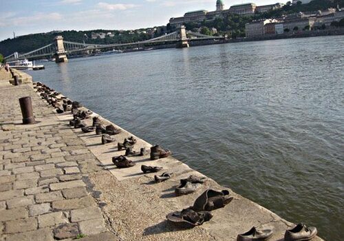 Los zapatos de Budapest junto al Danubio 6